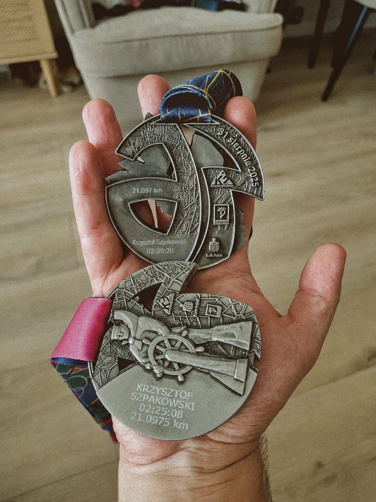 Medale z dwóch edycji PKO Półmaratonu w Szczecinie