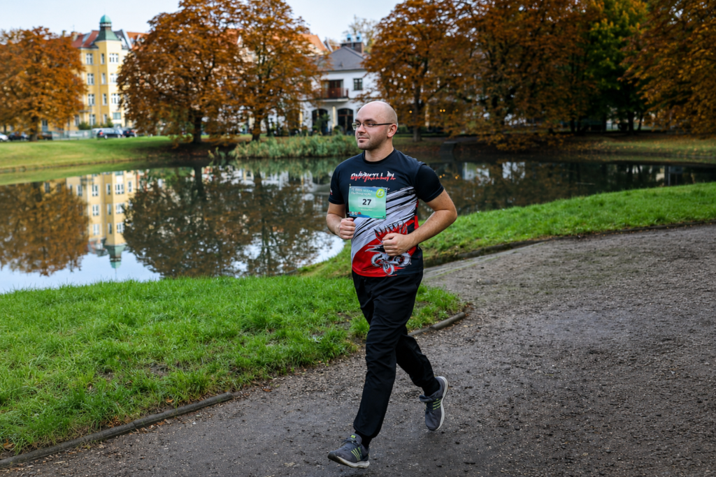 Biegacz w trakcie zawodów – masaż sportowy jako wsparcie treningu i regeneracji